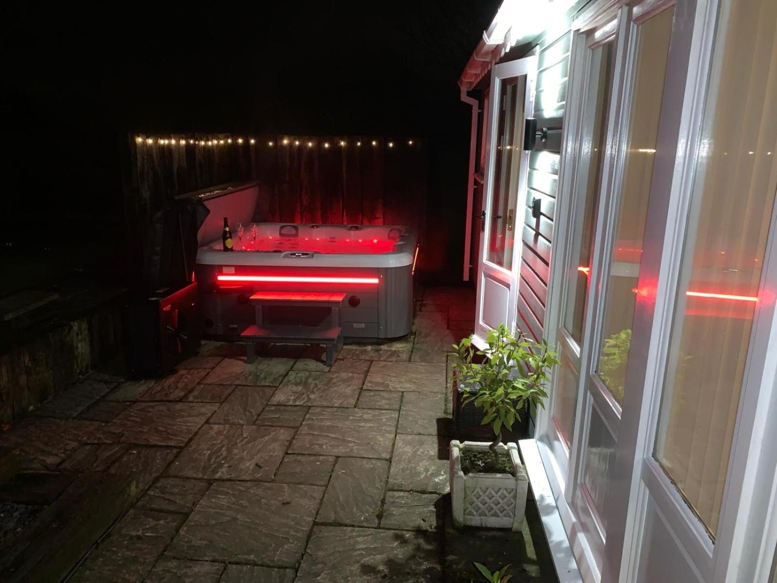 The Summerhouse, Countryside Retreat With Private Hot Tub บริดจ์นอร์ท ภายนอก รูปภาพ